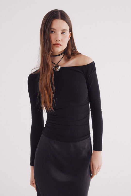 Asymmetric long-sleeved top