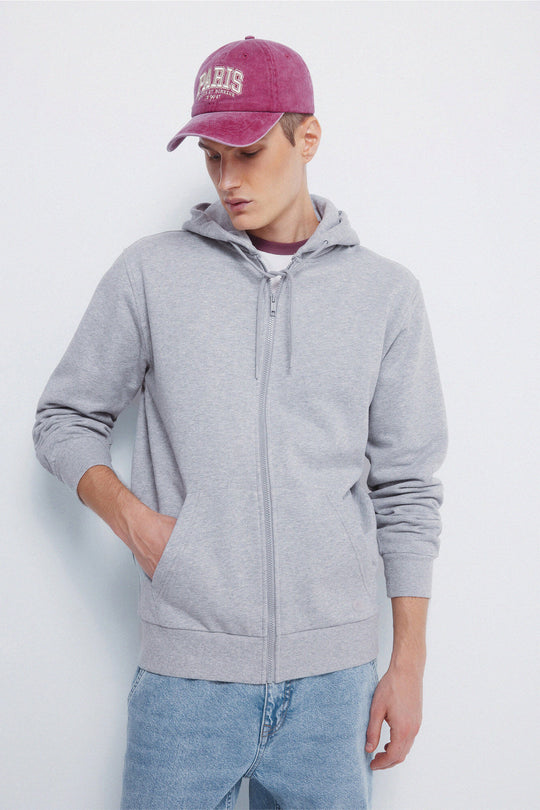 Sweatshirt hood with zip fastening