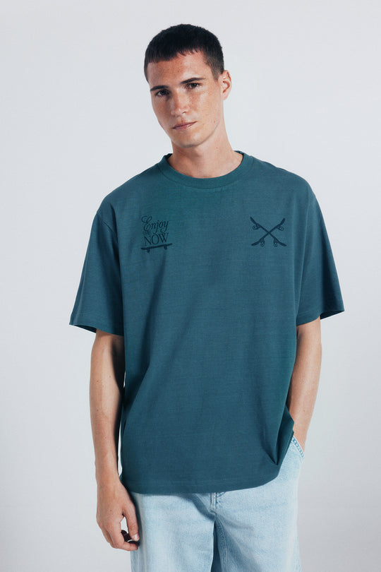تيشيرت ENJOY برسمة عصرية