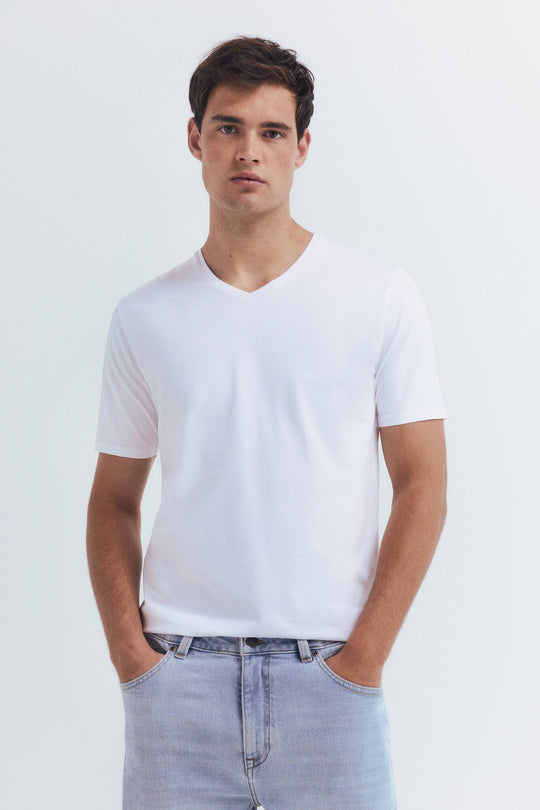 تيشيرت بياقة V بألوان أساسية