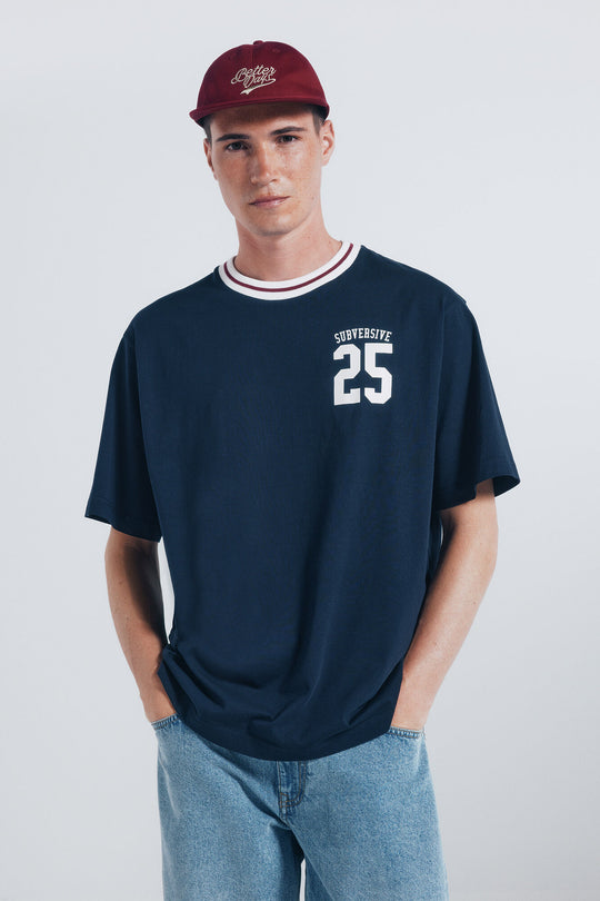 تيشيرت بطبعة Subversive 25 العصرية