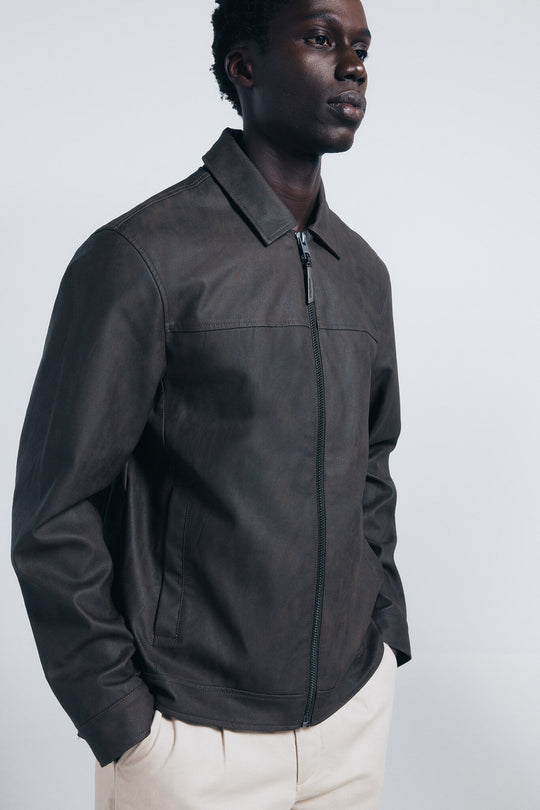 جاكيت جلد صناعي بتصميم عصري