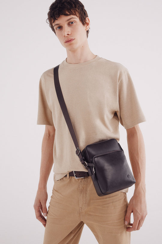 حقيبة نسائية بنية متوسطة الحجم