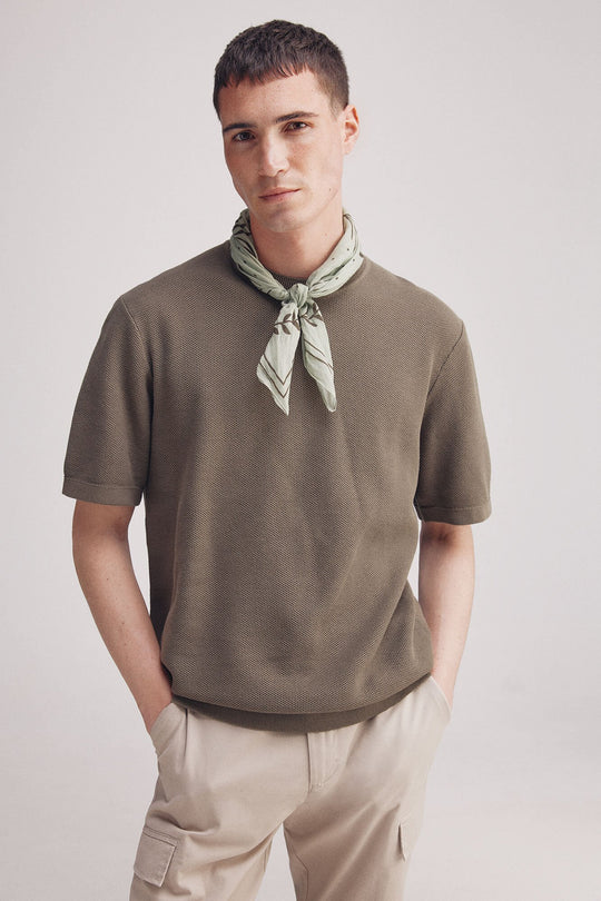 سويتر قصير الأكمام بقماش مُحاك