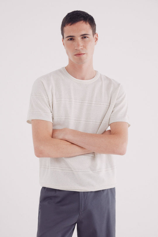 كنزة محبوكة بأكمام قصيرة وملمس بارز