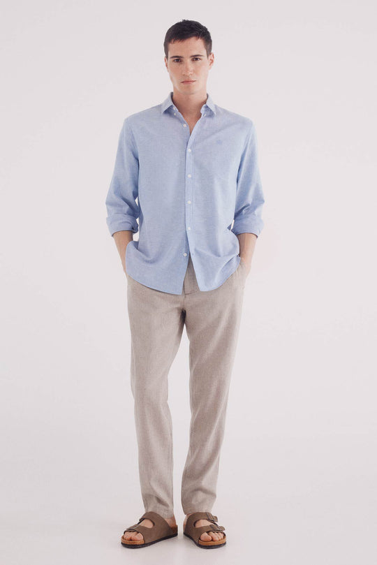 بنطلون كتان بقصّة ضيقة وهيكل مميز