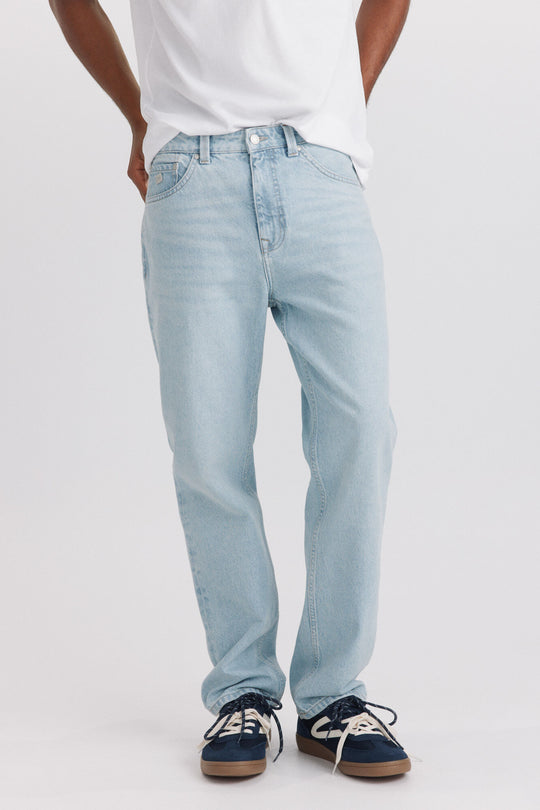 Light wash straight fit jeans