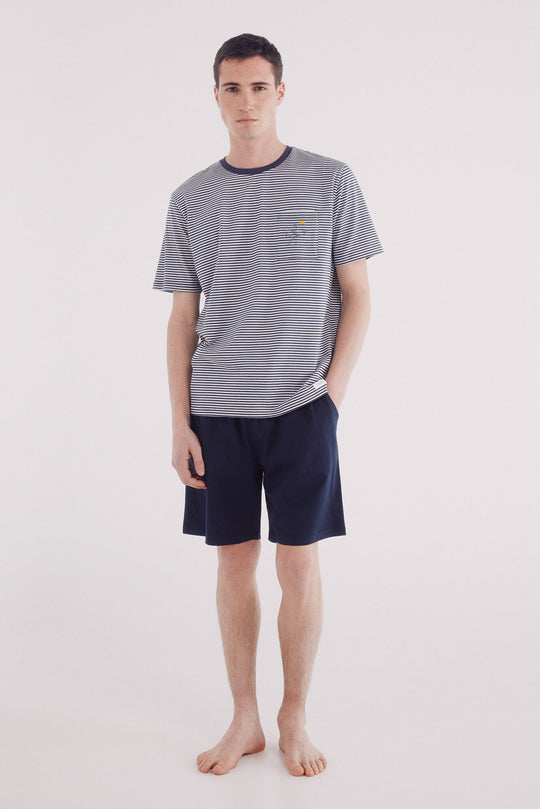 بيجاما قصيرة بنقشة خطوط صغيرة بأسلوب راكبي الأمواج