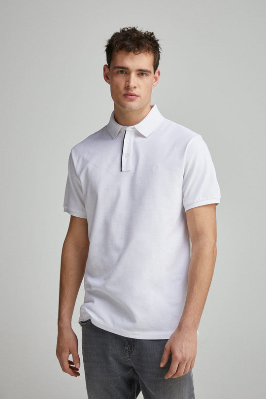 بولو سليم فيت مع شريط بيكيه بتباين في التصاميم