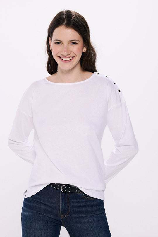 تيشيرت بياقة القارب وأزرار