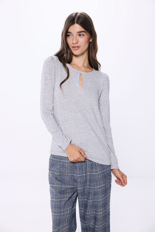 تيشيرت بشق في الياقة