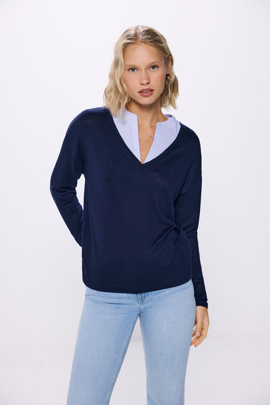 Combined neckline V -shirt