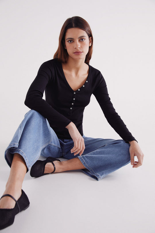 قميص بأزرار وياقة