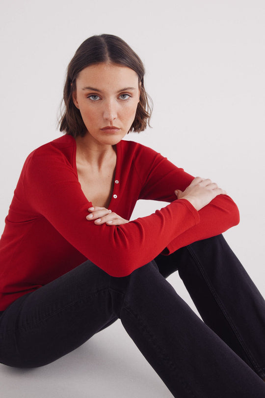 قميص بأزرار وياقة