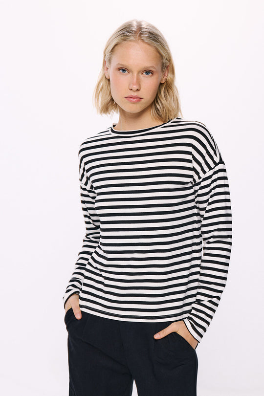 تي شيرت مخطط