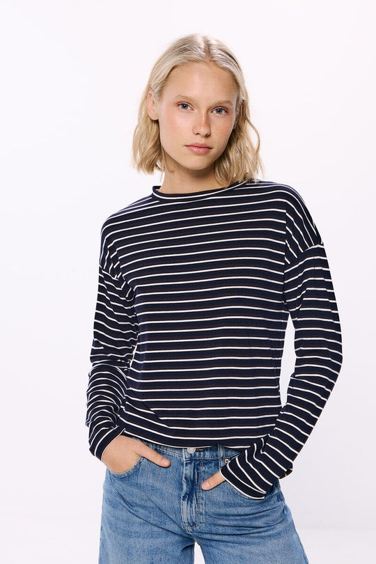 تي شيرت مخطط