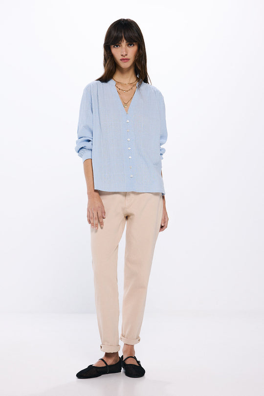 بلوزة بهيكل دانتيل