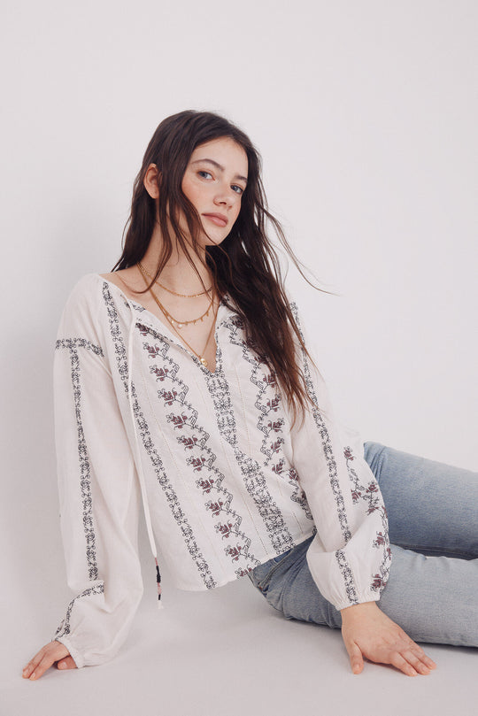 بلوزة مطرزة بأسلوب بوهيمي