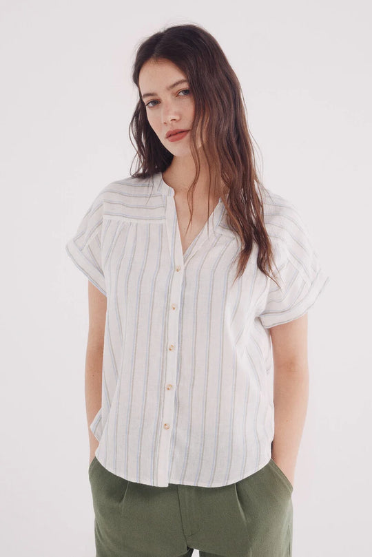 بلوزة بياقة V من الكتان