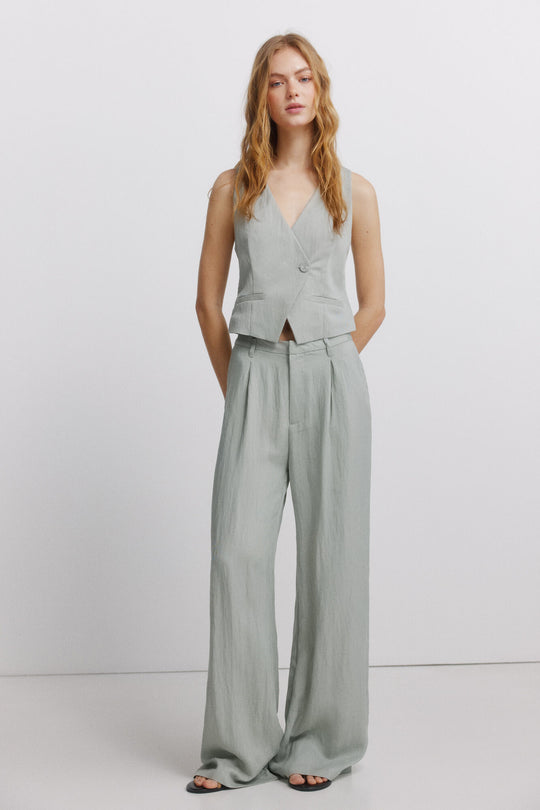 Pleated wide-leg trousers