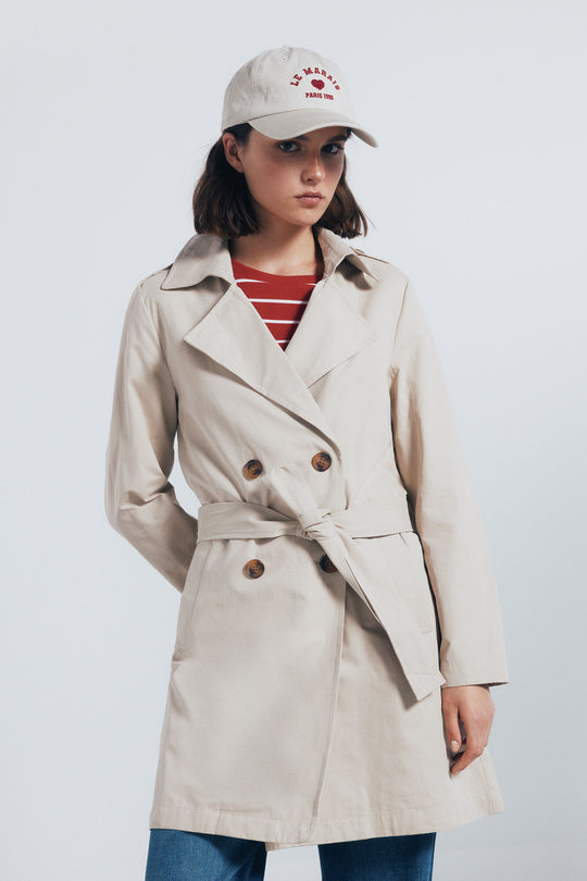 Buttoned trench coat with belt