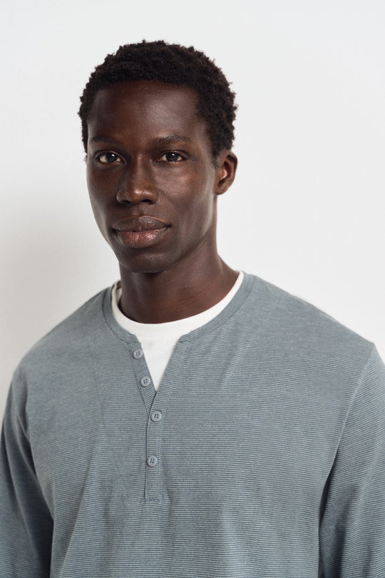 تيشيرت هنلي مخطط طويل الأكمام