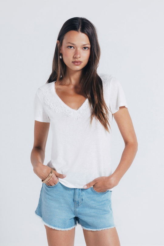 تيشيرت بياقة كروشيه أنثوية