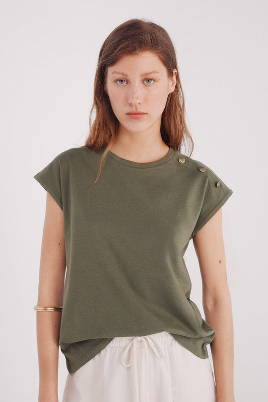 buttons shouldered shirt