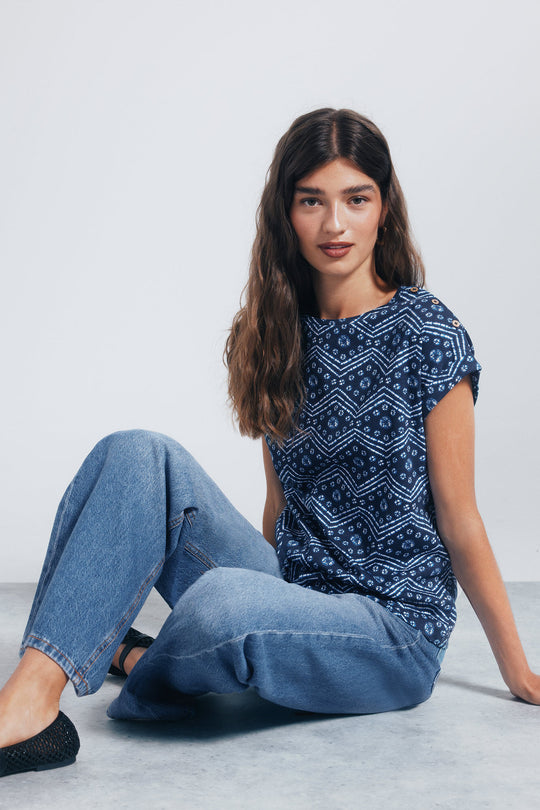 تيشيرت بطبعة وأزرار على الكتف