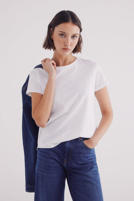 تيشيرت بأكمام مرفوعة بسيط