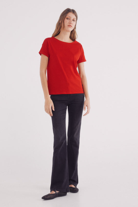 Plain t-shirt with sleeve up sleeves and buttons on the shoulder
