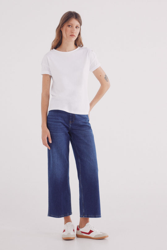 Plain t-shirt with sleeve up sleeves and buttons on the shoulder