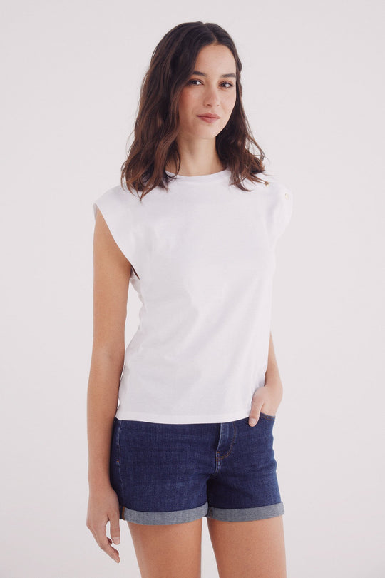 تيشيرت بأكمام منخفضة وأزرار على الكتف