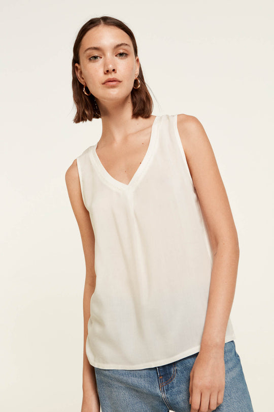 Two-material crochet collar T-shirt