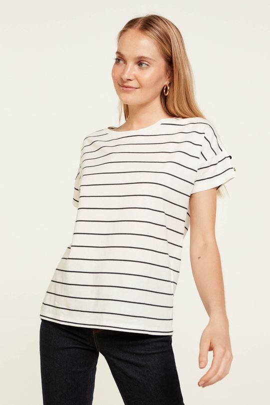 Button sleeve T-shirt